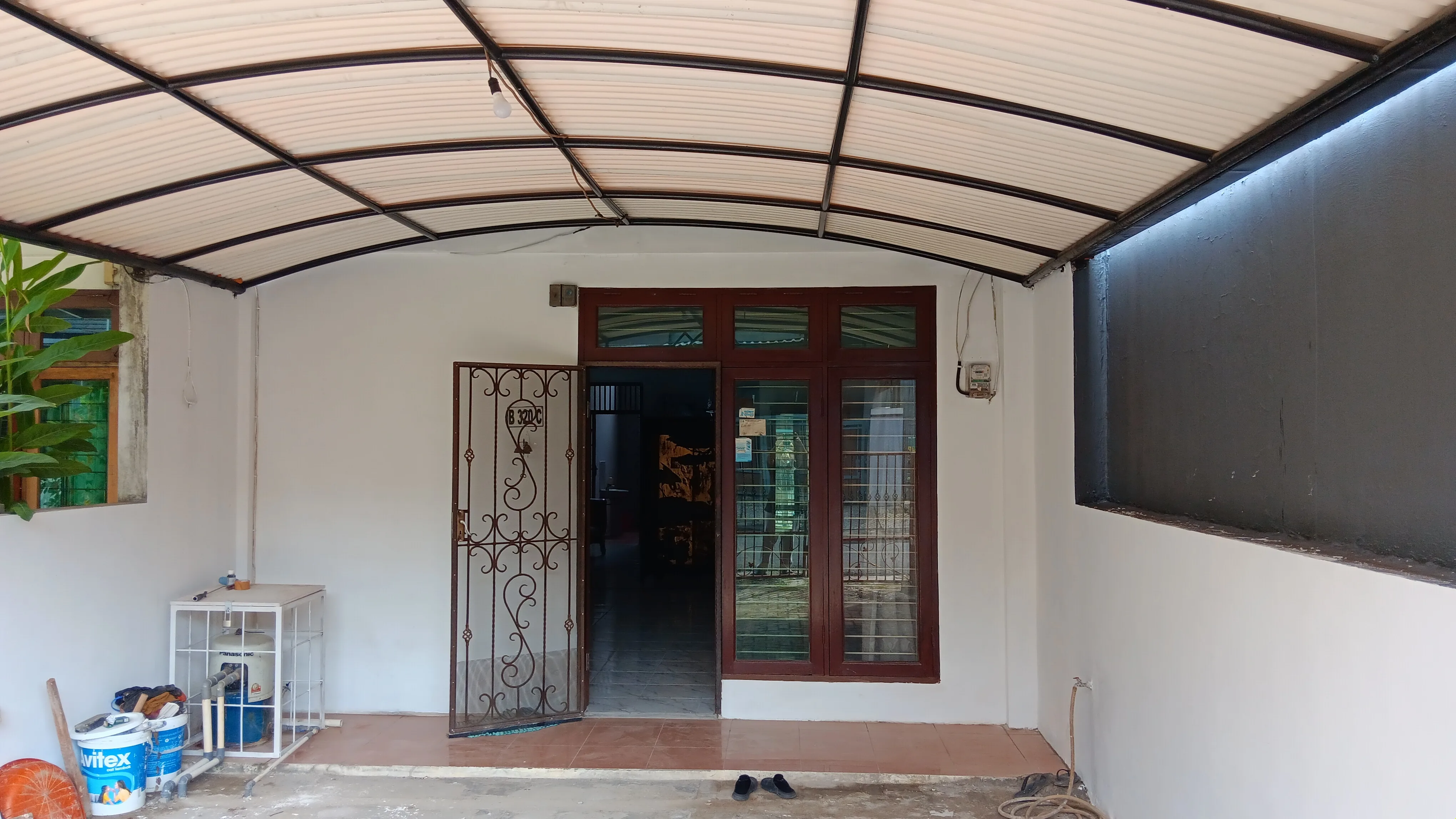 Area carport dan pintu masuk rumah