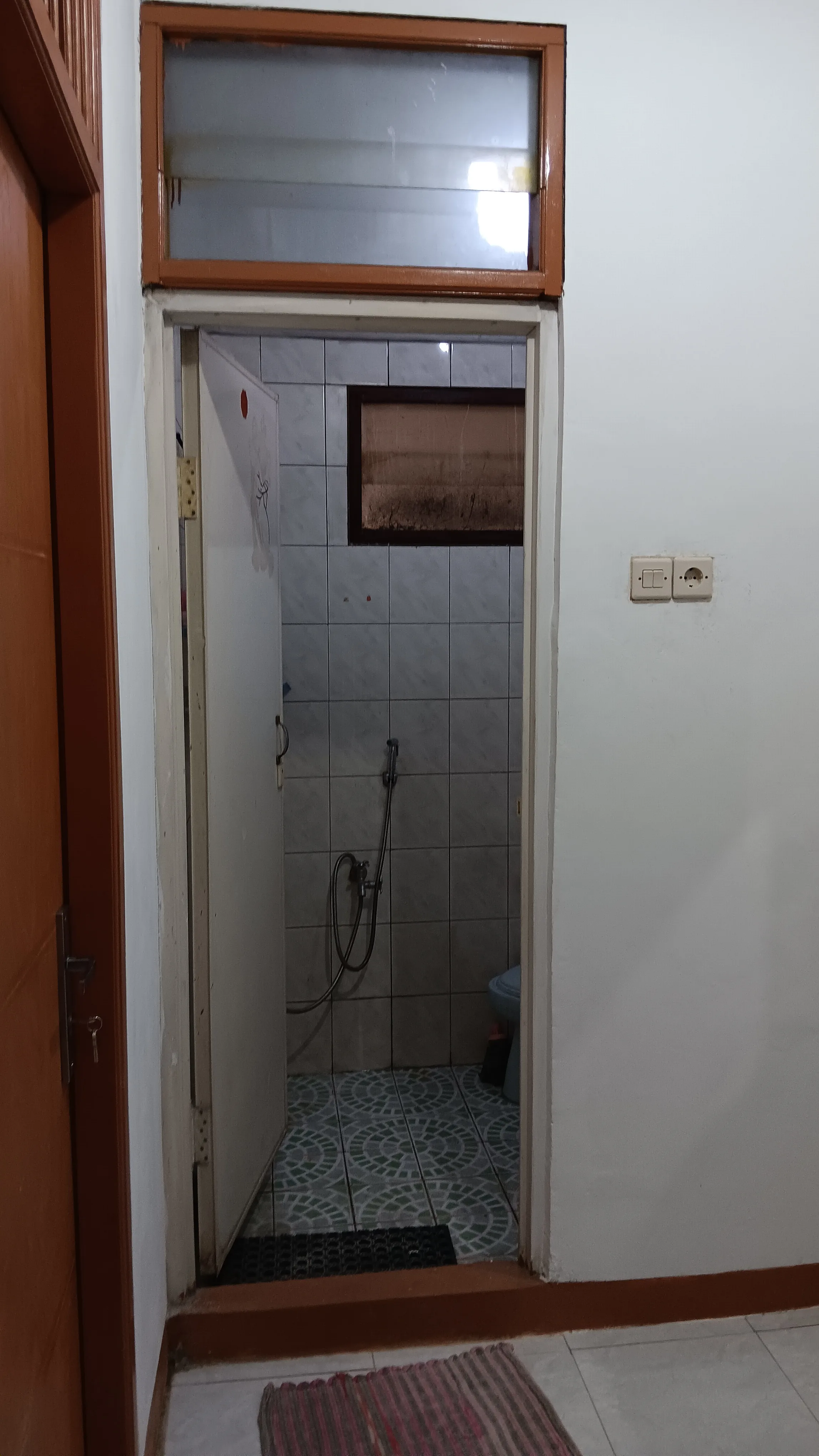 Kamar mandi lantai atas dengan shower
