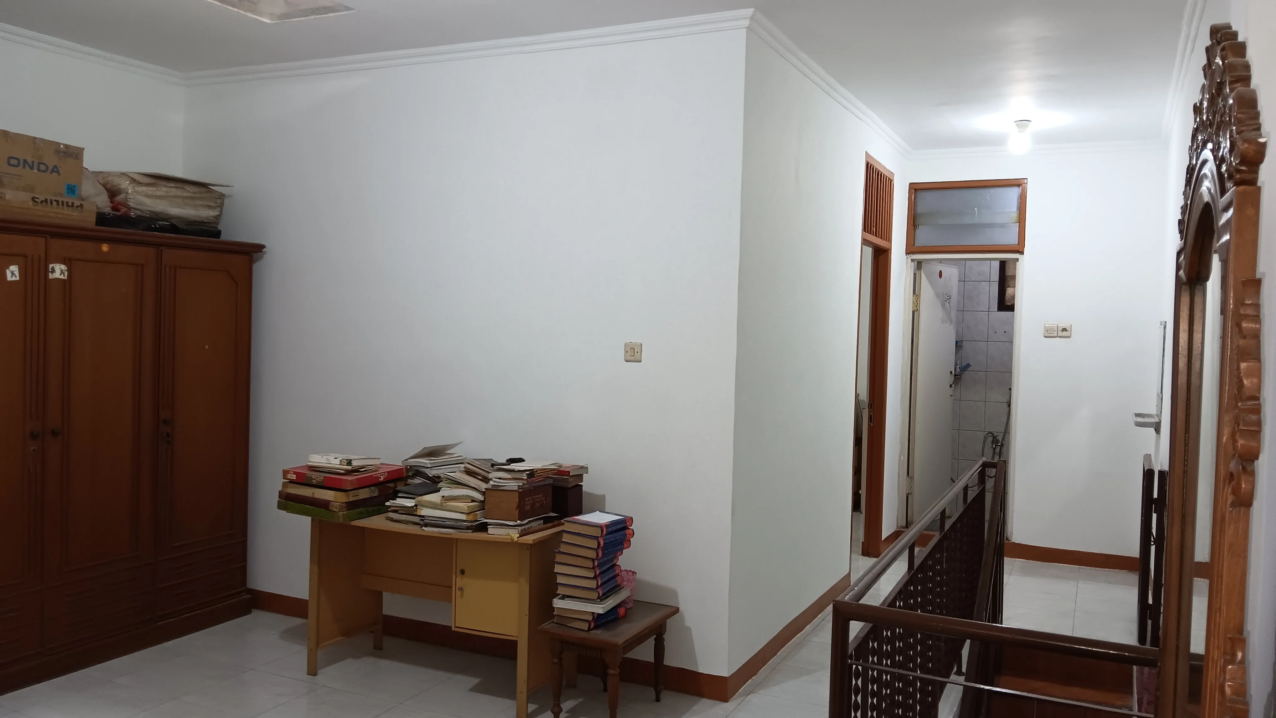 Ruang di lantai 2 dengan tangga dan lorong kamar mandi
