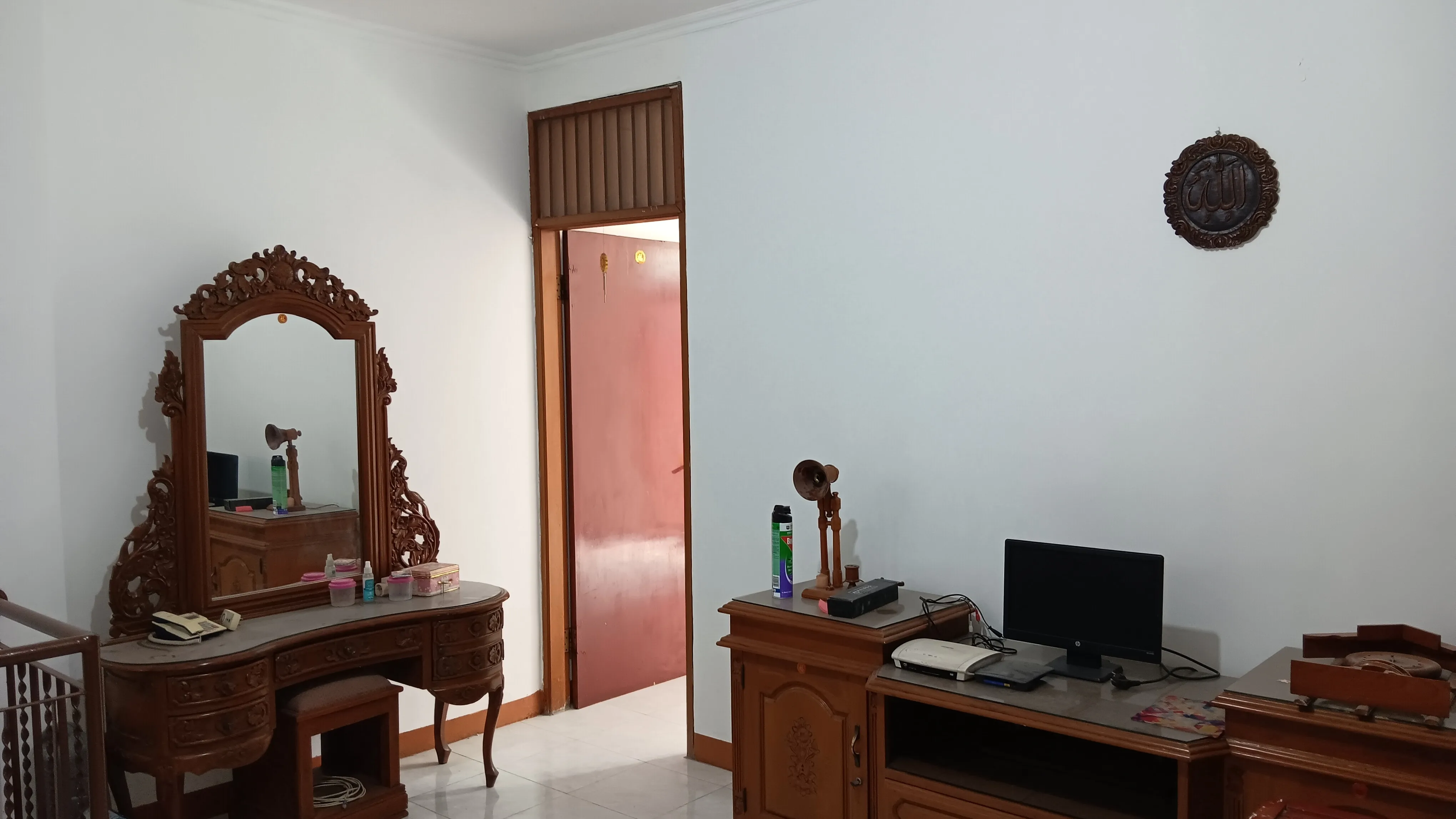 Ruang lantai 2 dengan meja rias