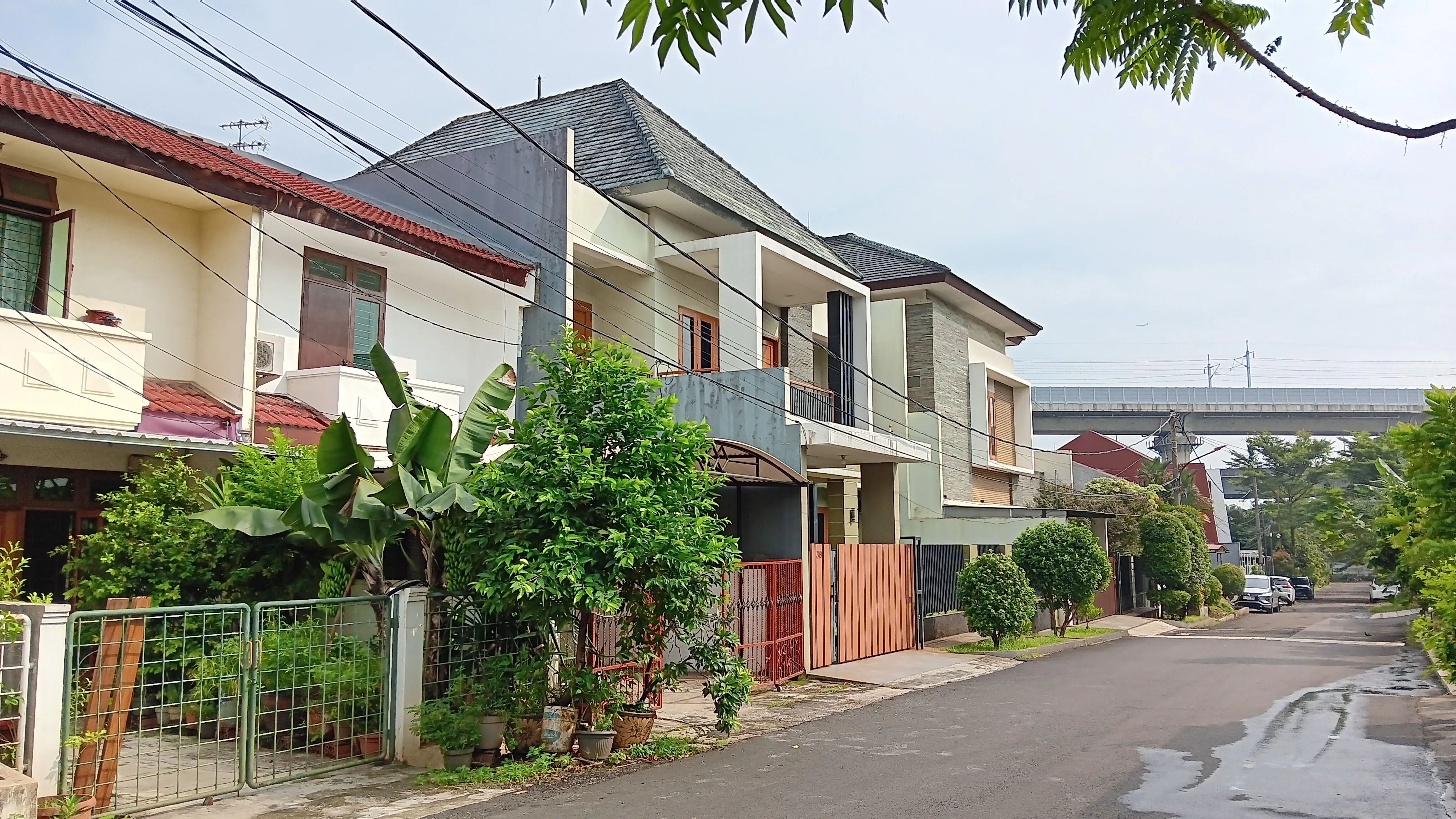Suasana jalan komplek Perumahan Galaksi