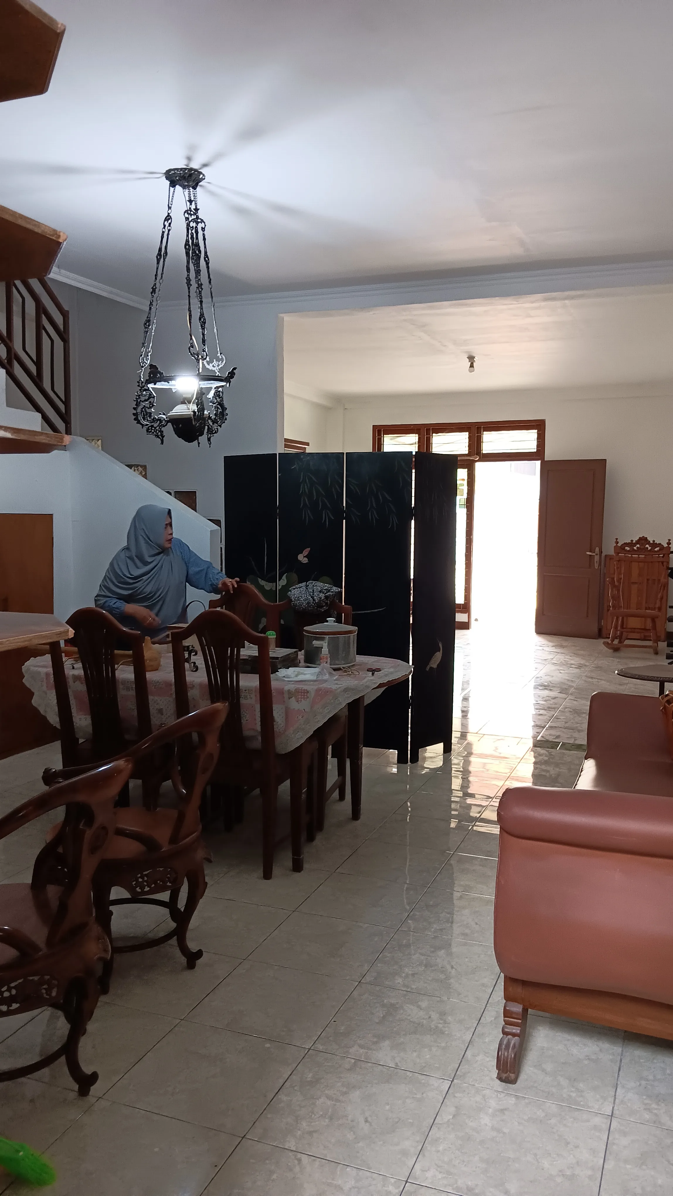Ruang makan tampak menuju pintu belakang