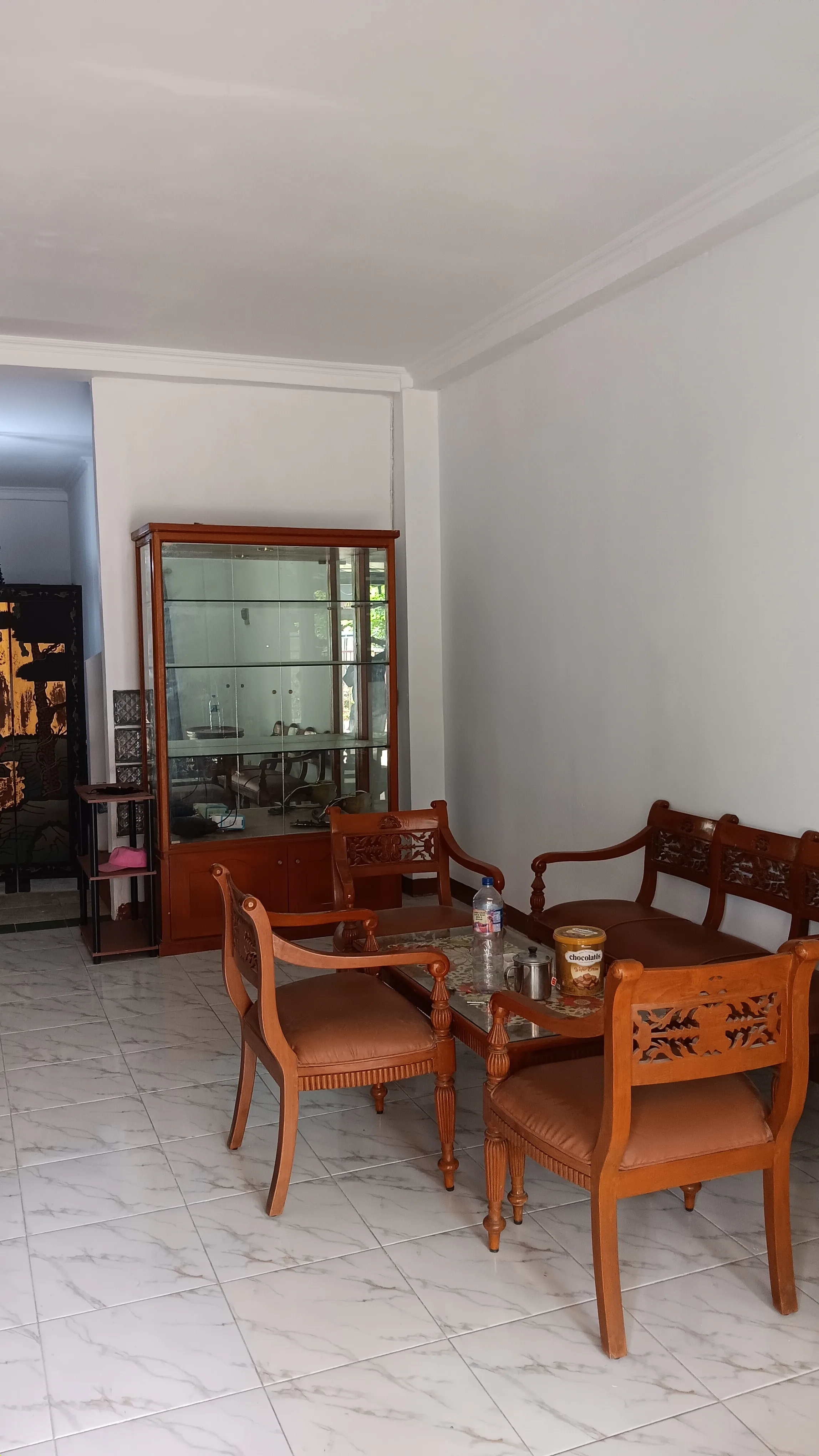Ruang tamu dengan set kursi kayu jati ukir