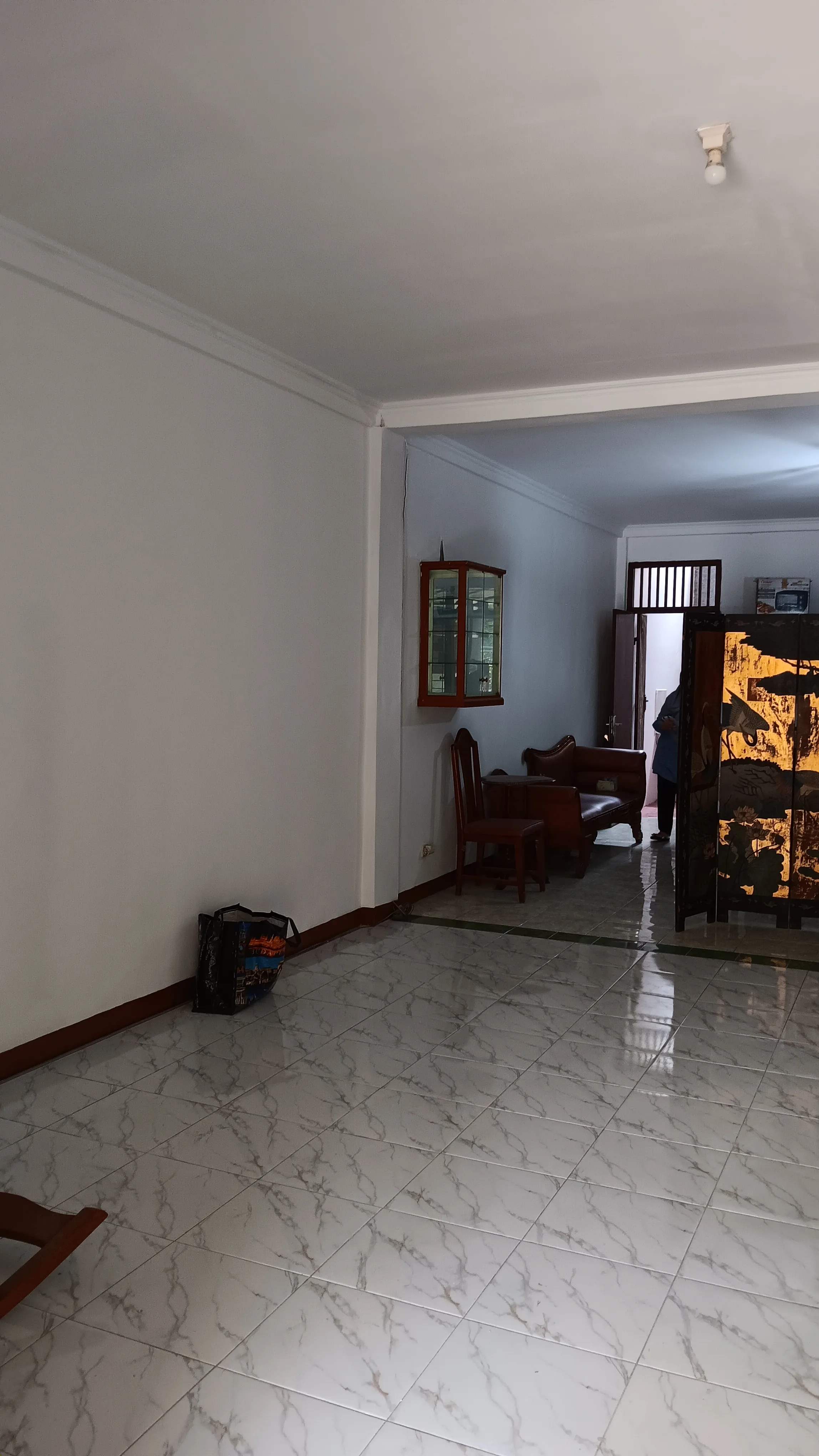Ruang tamu tampak ke arah lorong dalam
