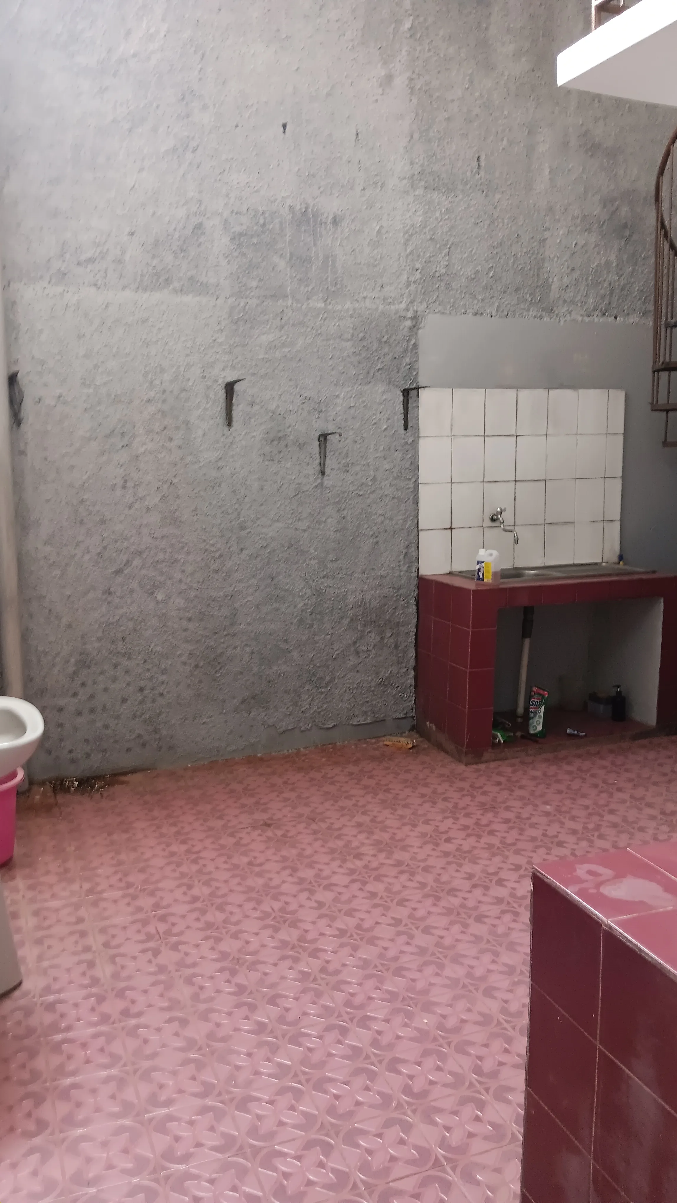 Area belakang dengan wastafel cuci
